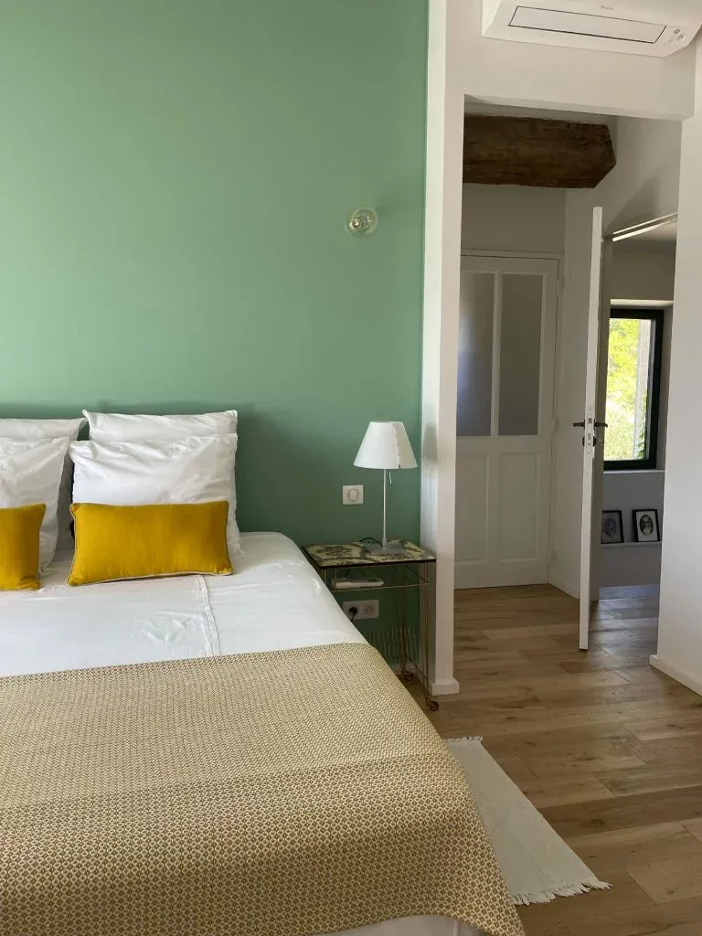 Porte d'entrée de la Chambre Village