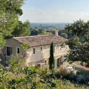 Vue du Mas et de l'Église de Maussane