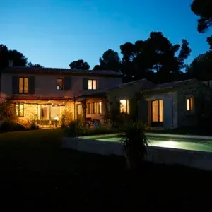 Le Mas et la Piscine le soir