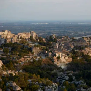 Vue plongeante sur le village des Baux de Provence